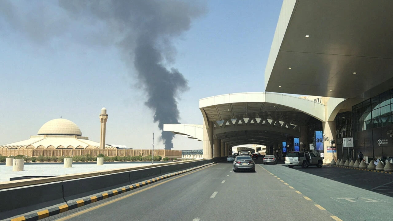 Panache de fumée noire au-dessus de la zone de stockage de carburant de l’aéroport King Khalid à Riyad, le 19 septembre 2026.