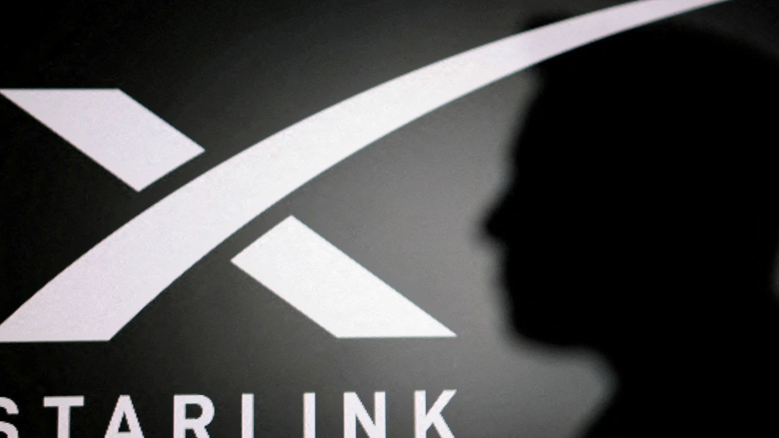 Illustration associant la silhouette d'Elon Musk au logo Starlink.