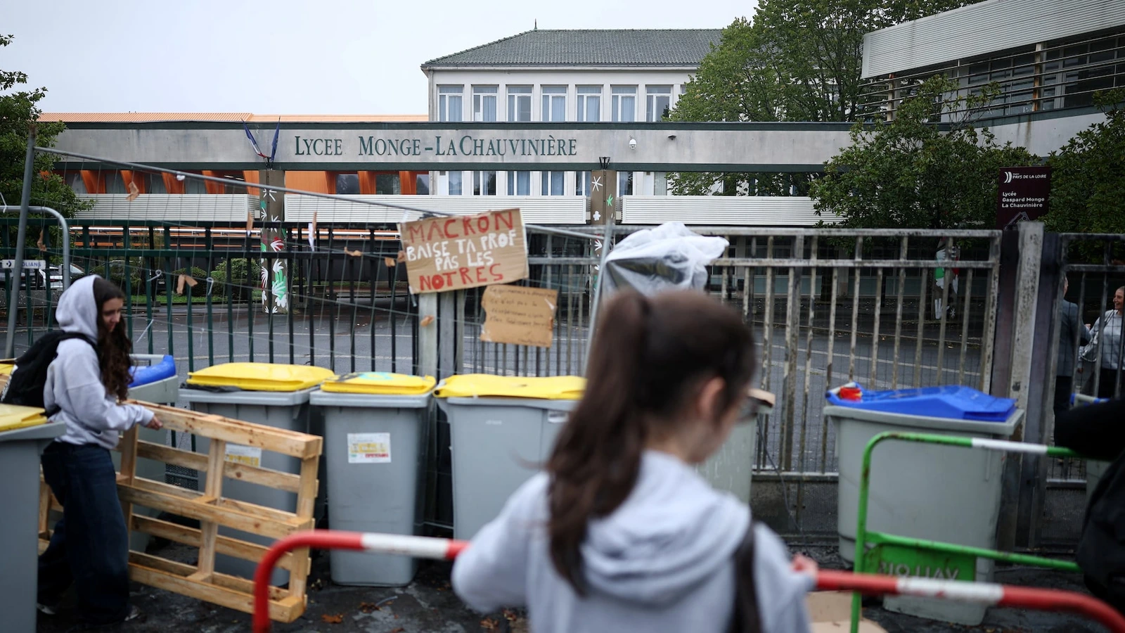 Des lycéens rassemblés devant le lycée Gaspard Monge - La Chauvinière à Nantes.