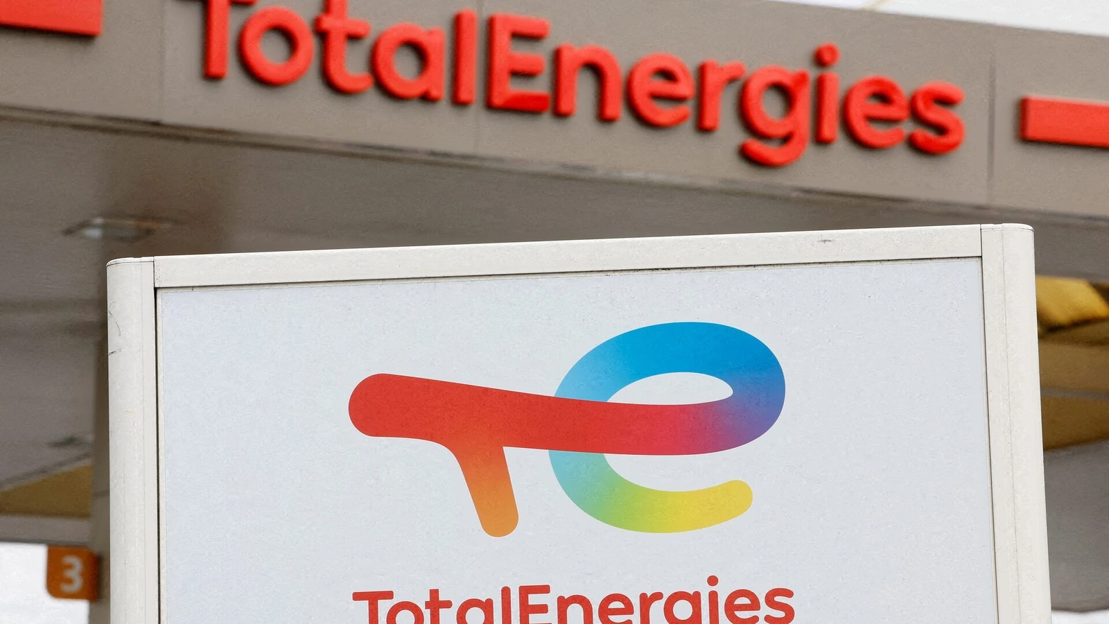 Enseignes TotalEnergies dans une station-service à Nice.