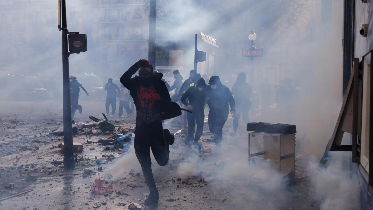 Un manifestant court en marge d’une manifestation à Paris le 17 octobre 2026.
