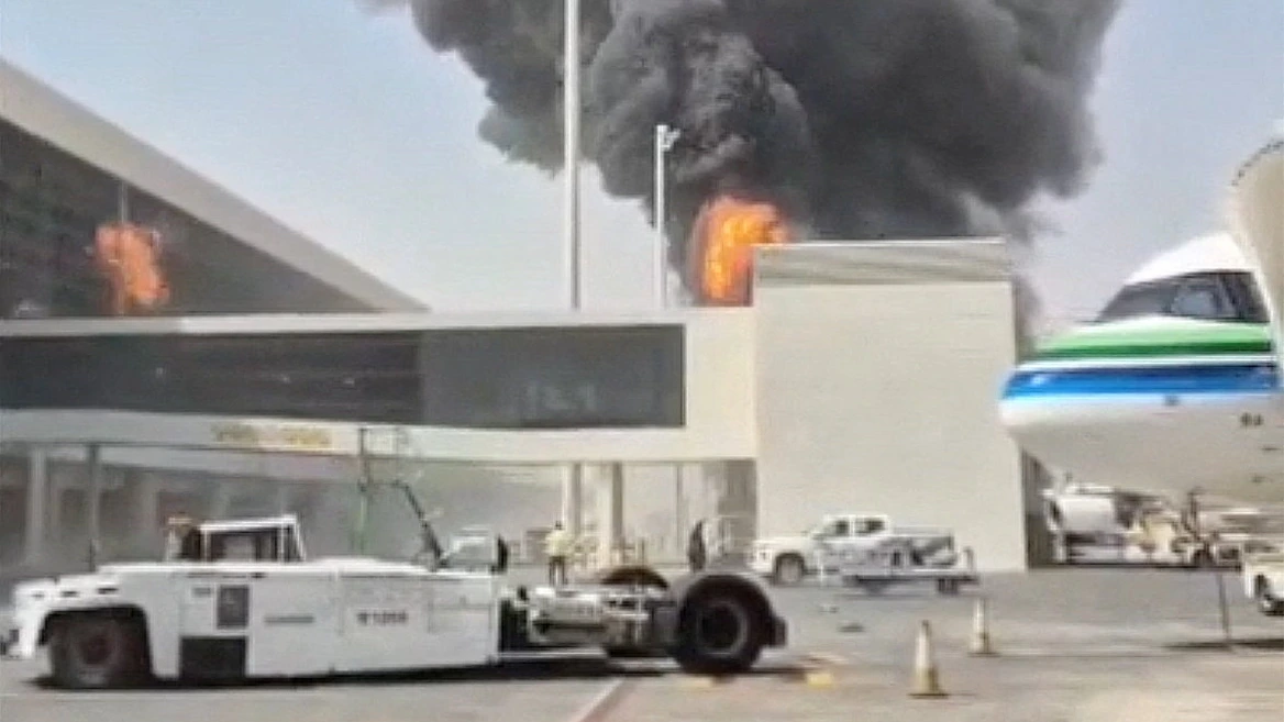 Fumée et flammes à l’aéroport international King Khalid, en Arabie saoudite, le 8 octobre.