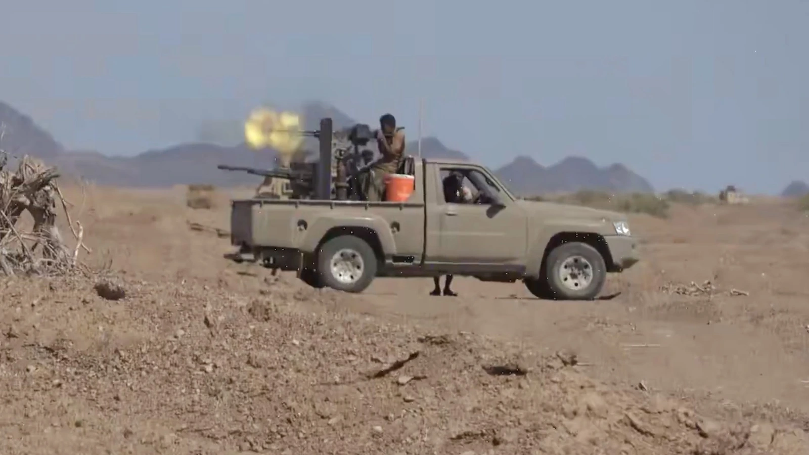 Combattants présentés comme membres des Brigades des Géants tirant avec une arme montée sur un pick-up à Dhobab, au Yémen.